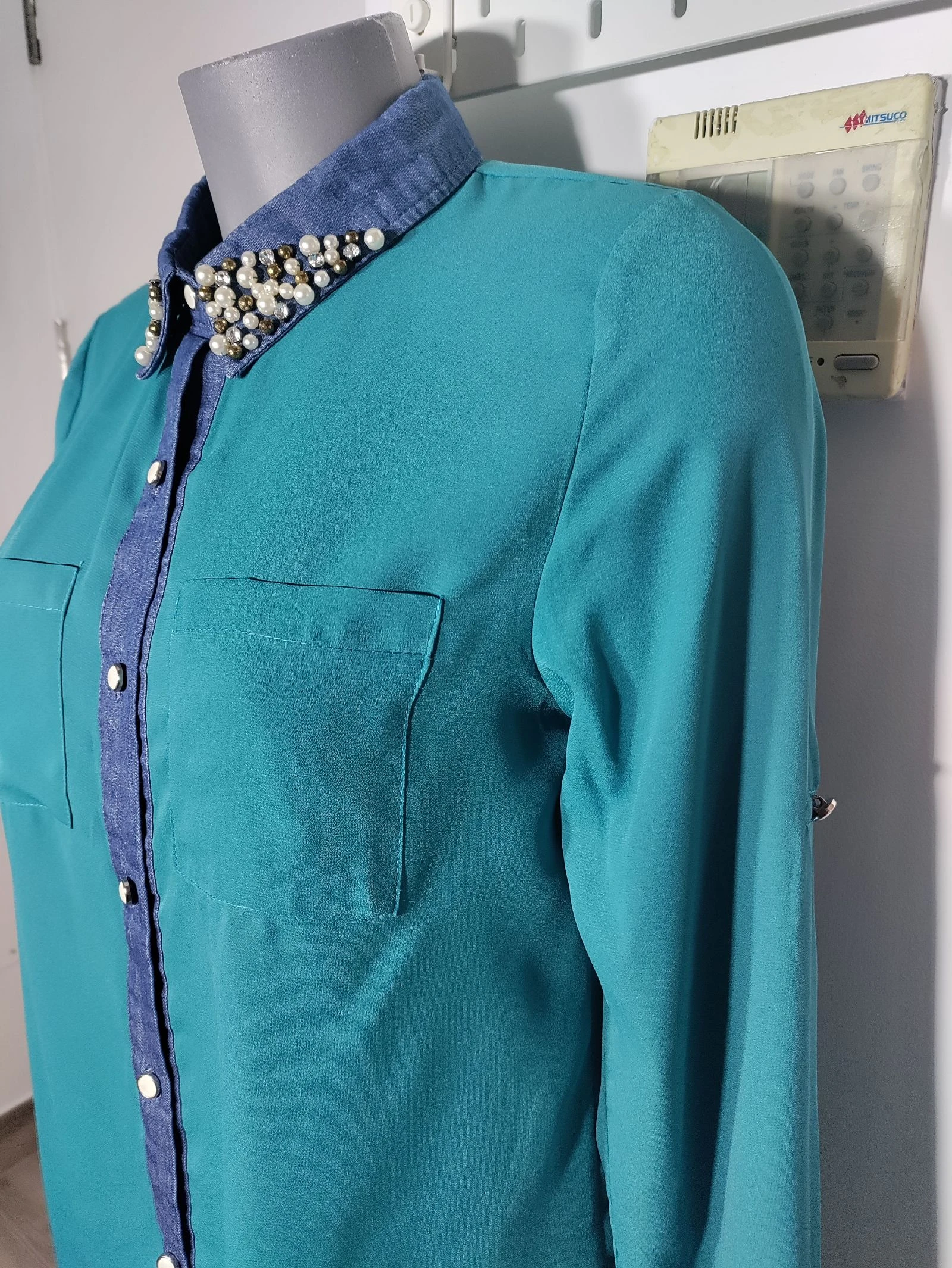 Blusa verde com gola joya 💎 pérolas e denim | tamanho M – photo 2